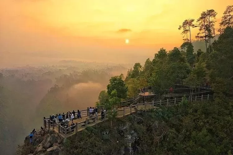 Wisata Tebing Keraton