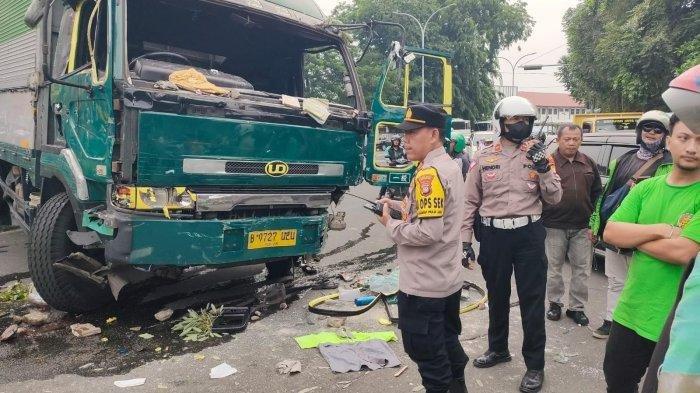 Truk Boks Tabrak Sejumlah Mobil dan Motor di Tangerang